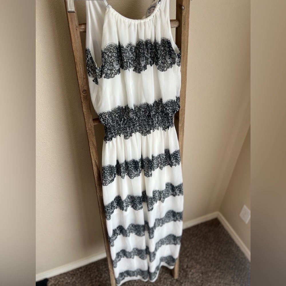 Dress with lace detail